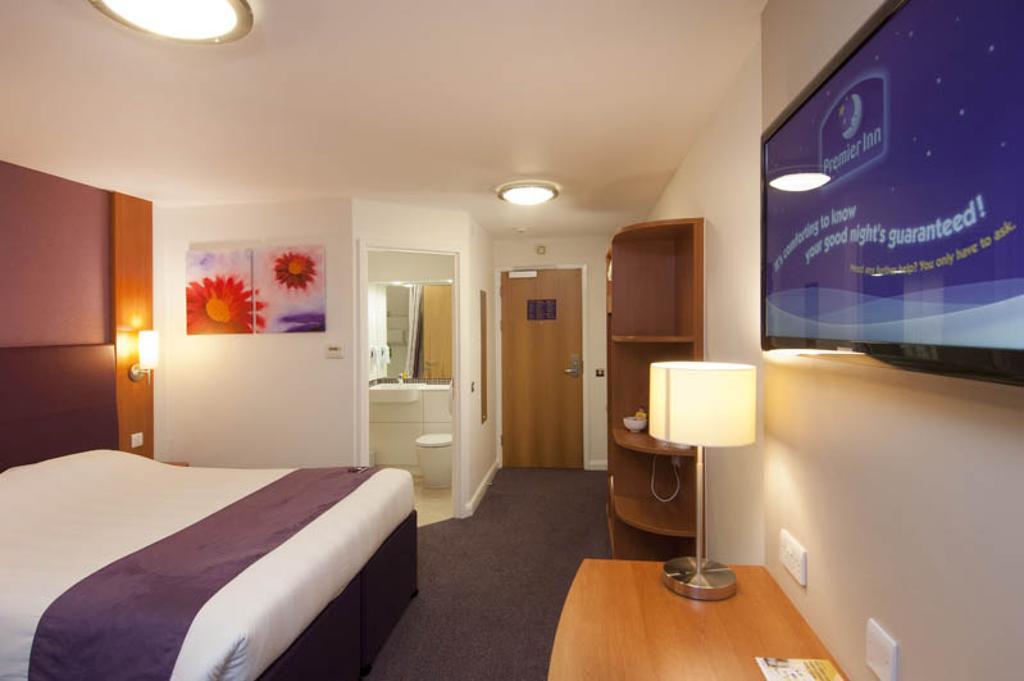 Premier Inn Glasgow - Cumbernauld Room photo
