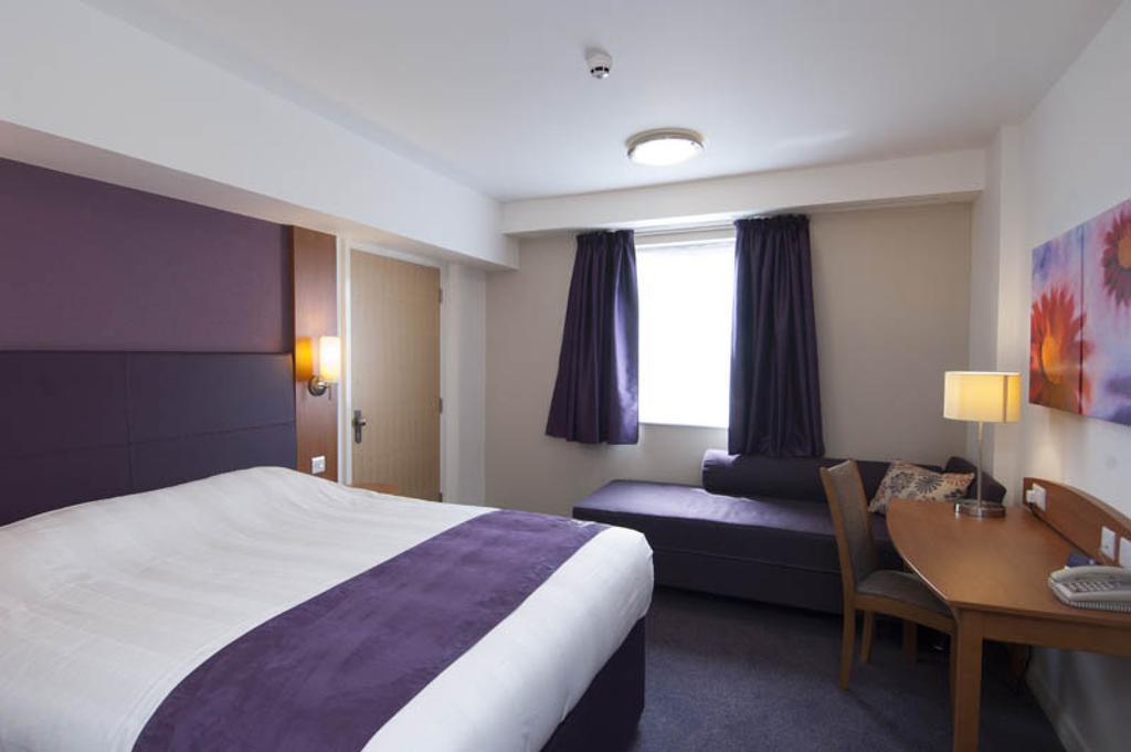 Premier Inn Glasgow - Cumbernauld Room photo